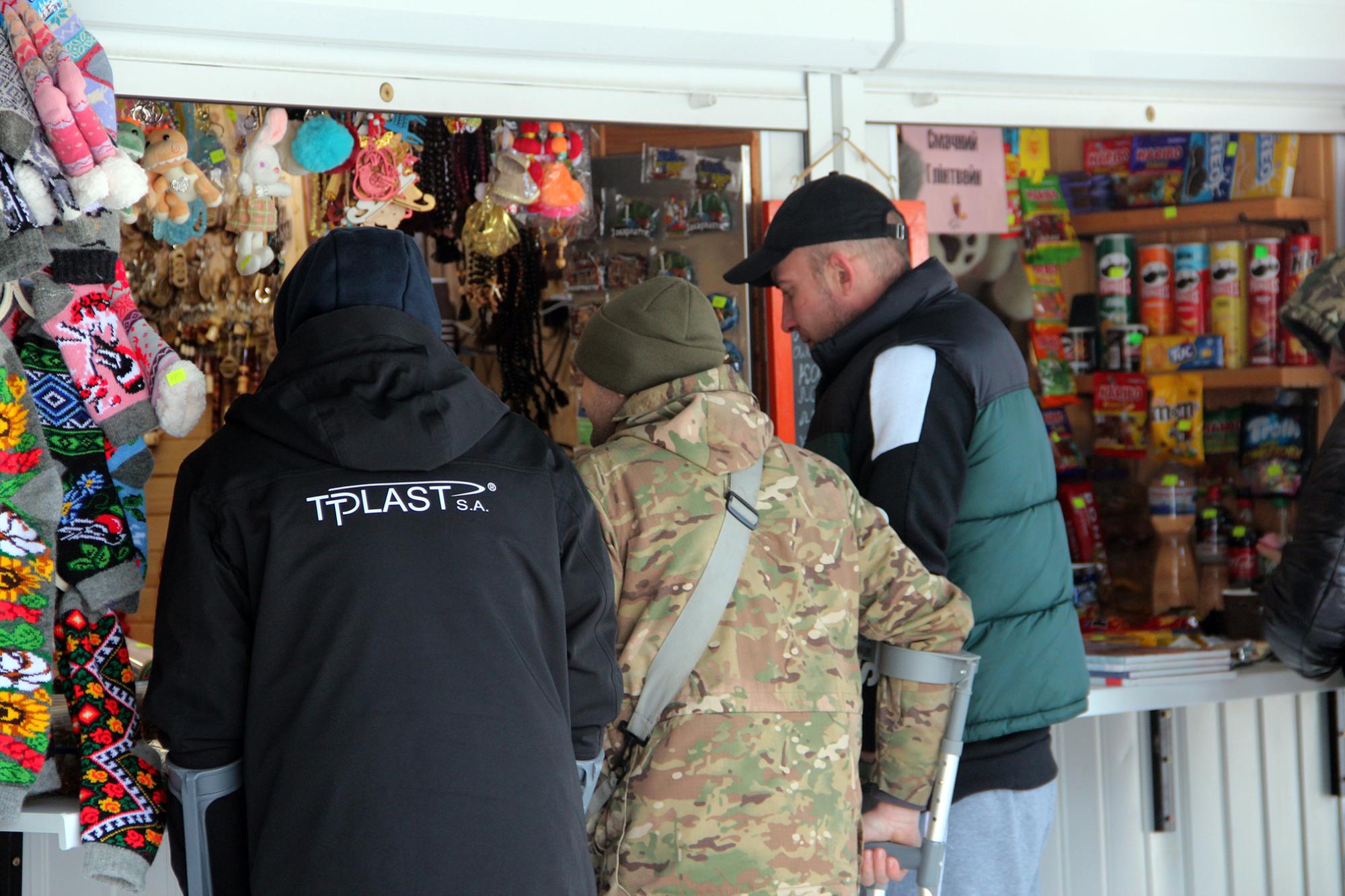Військові купують сувеніри