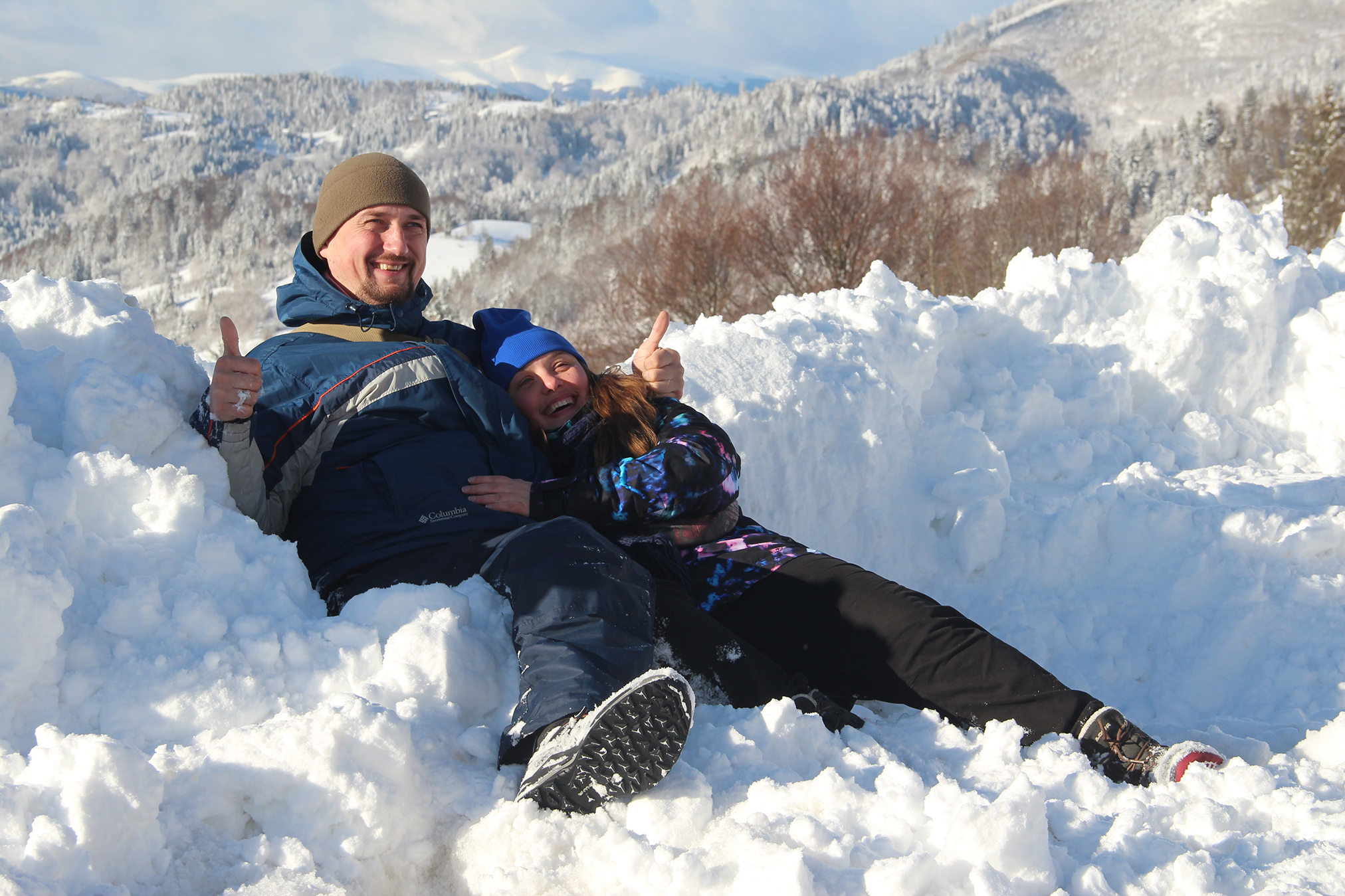 Військовий Андрій Бень з дружиною Христею лежать та усміхаються на снігу