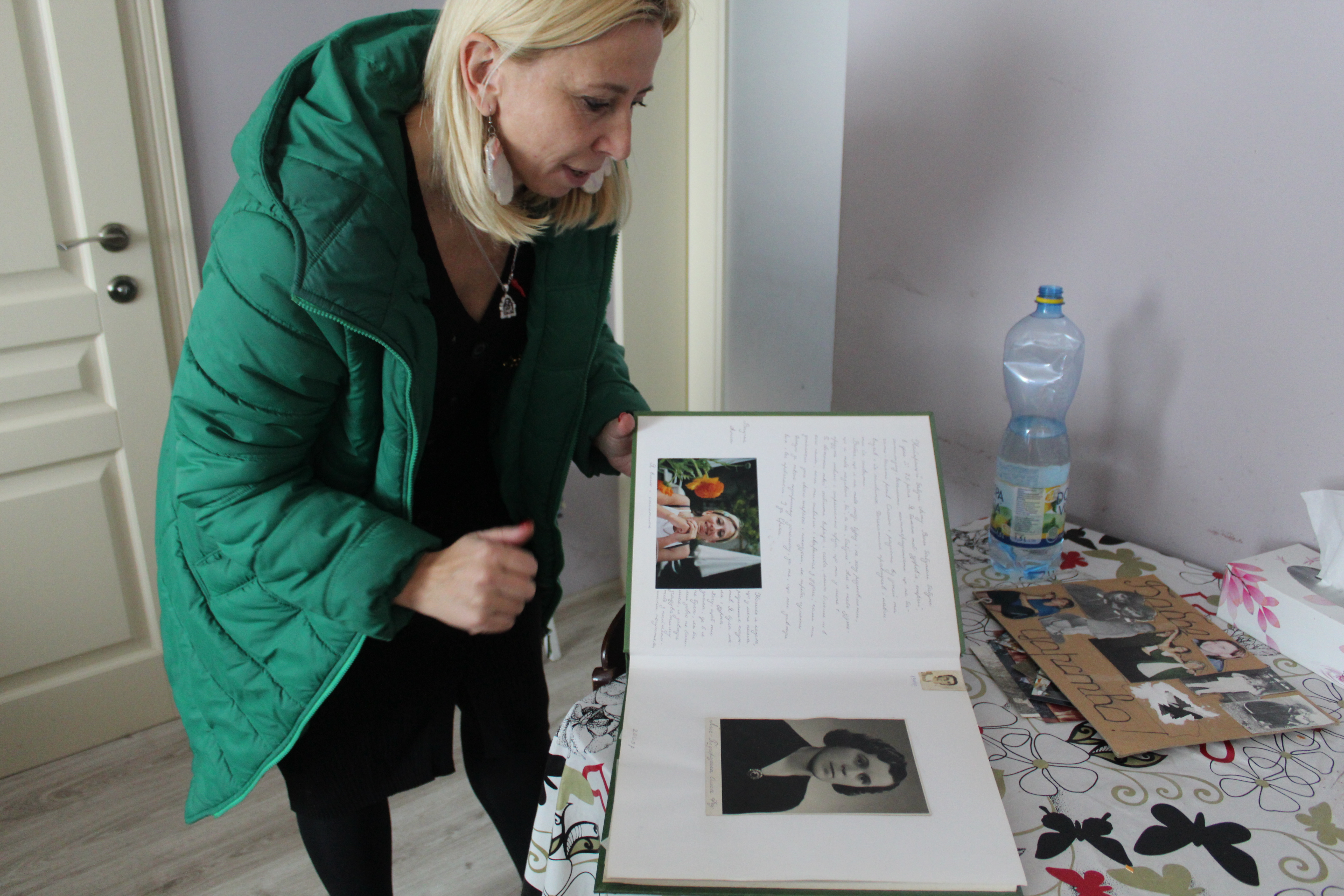 Аліса Смирна показує сімейний альбом своєї бабусі