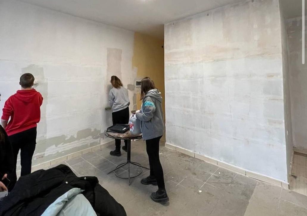 Діти проводять ремонт у приміщенні