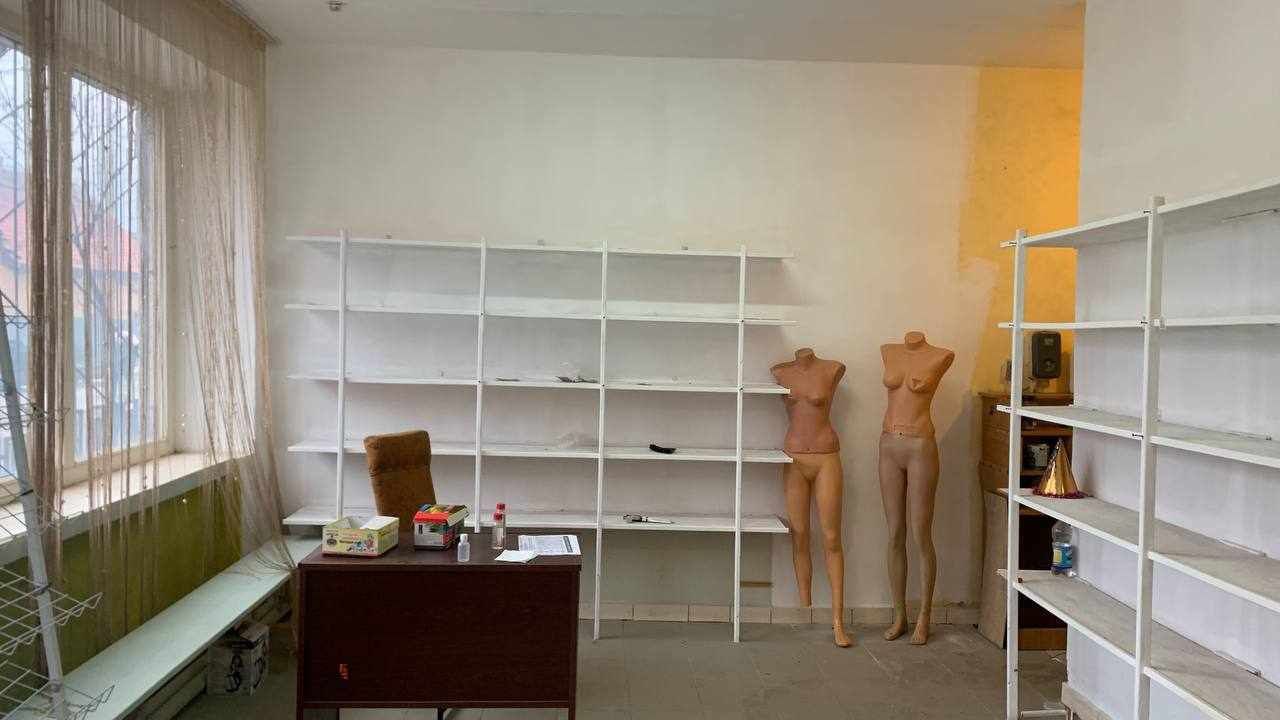 У цьому приміщенні залишалися полиці від старого магазину