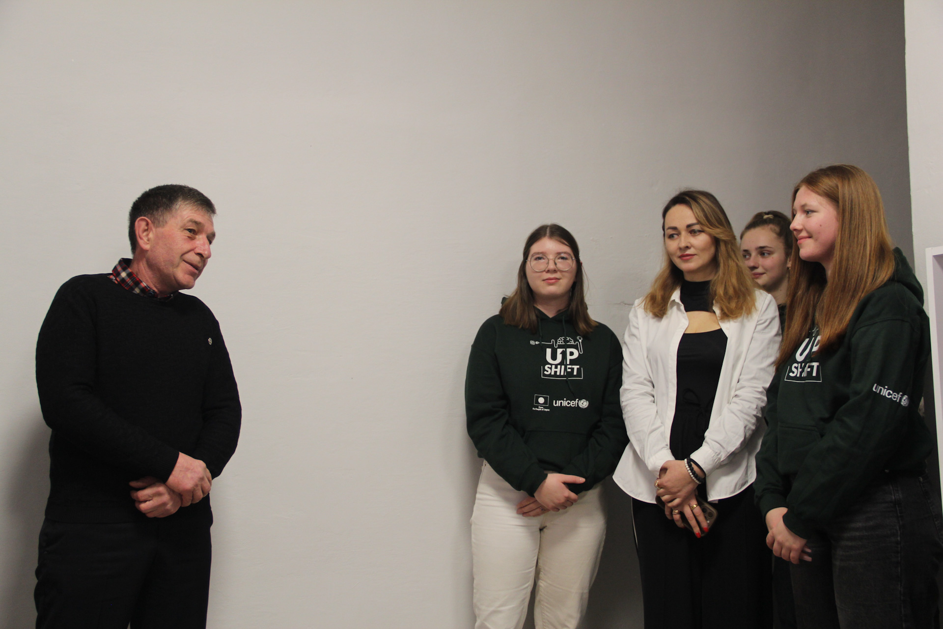 Директор школи вітає школярів