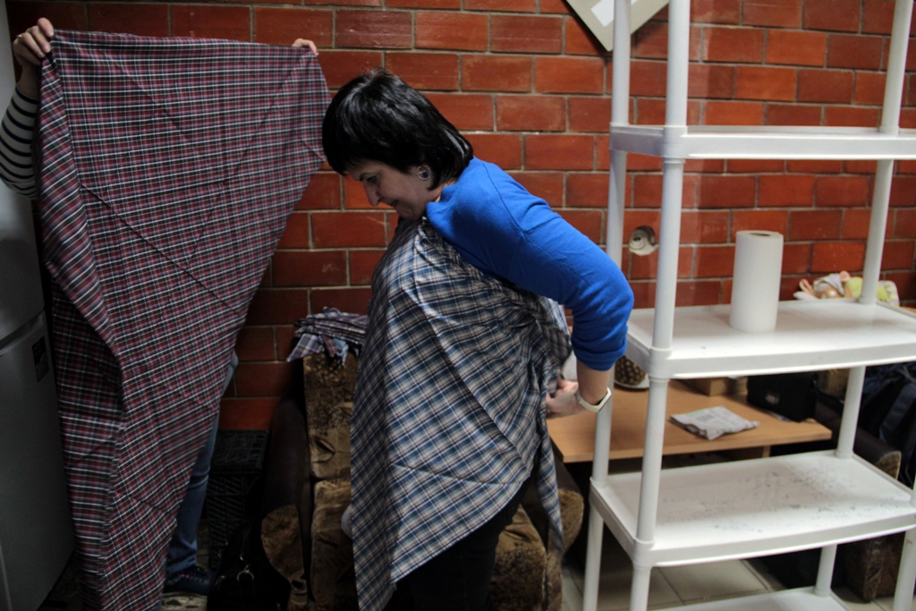 Волонтерки одягають фартушки перед приготуванням вареників