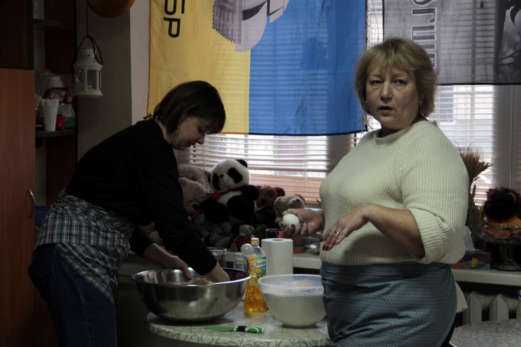 Замішування тіста на вареники із сиром