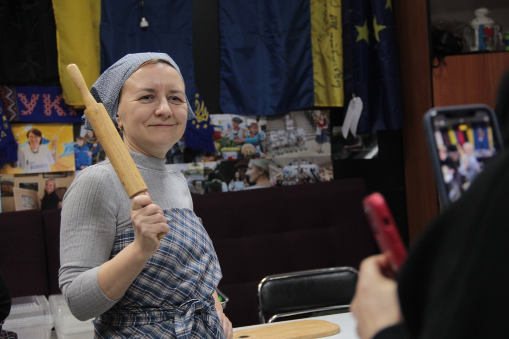 Волонтерка із качалкою для тіста