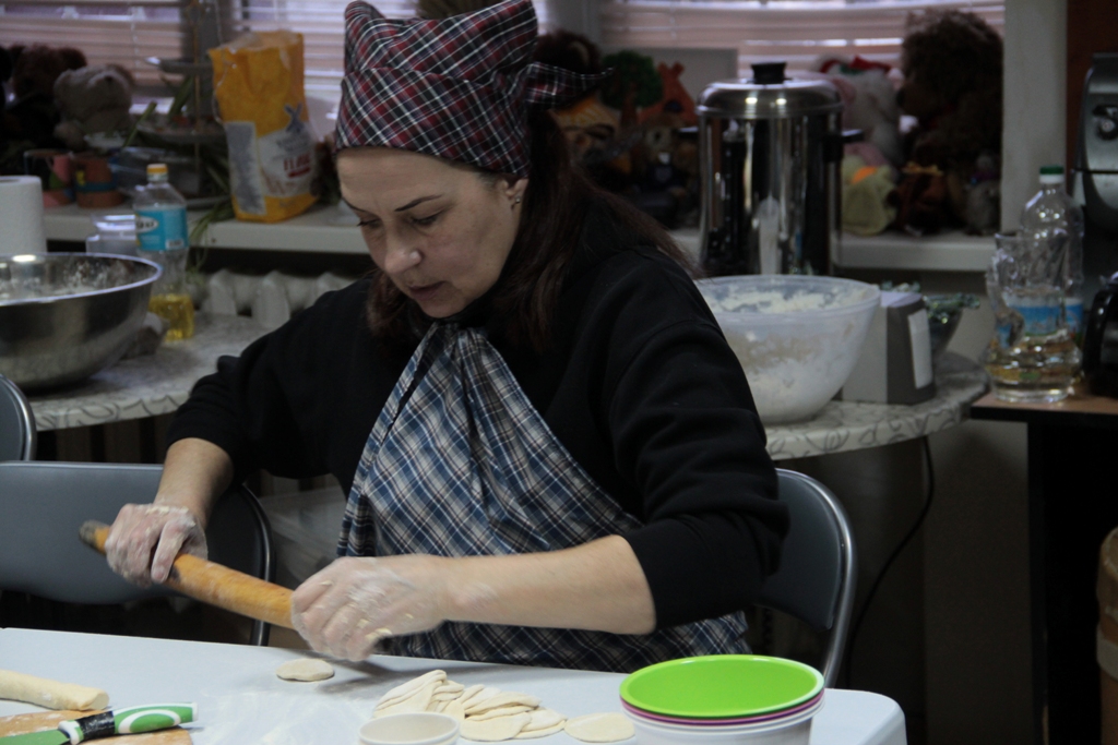 Волонтерка готує кружечки для вареників із сиром