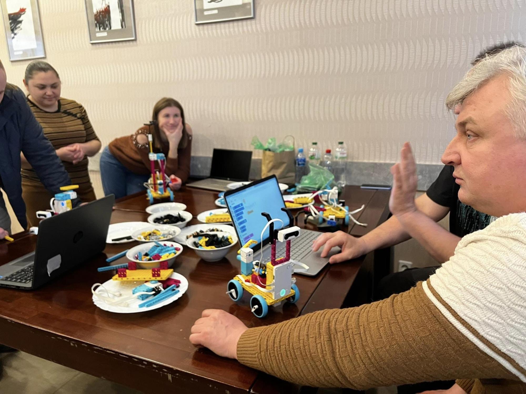 Учасники вчаться працювати з лего-роботами