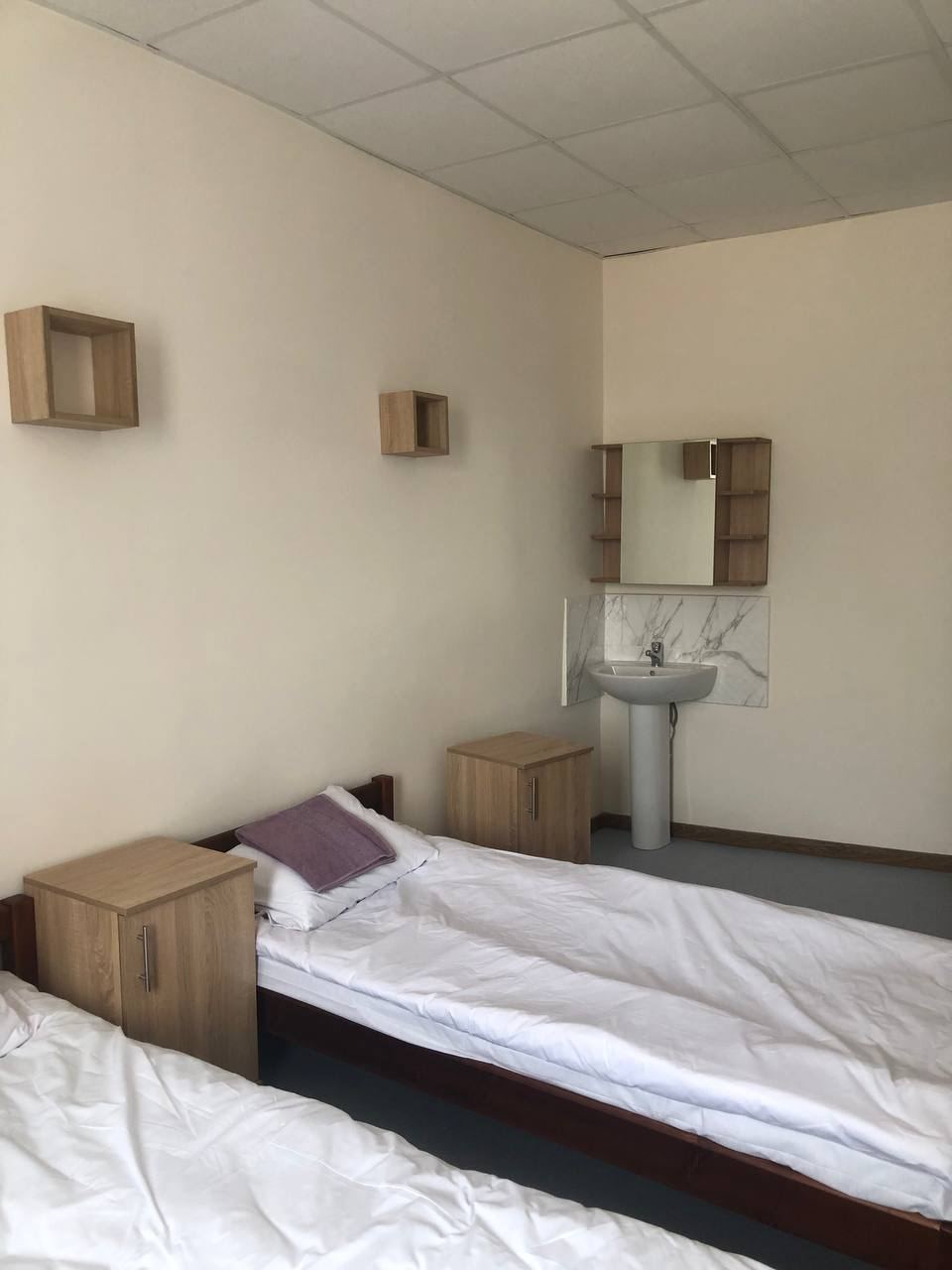 Ліжка у кімнаті пансіонаті у Нересниці