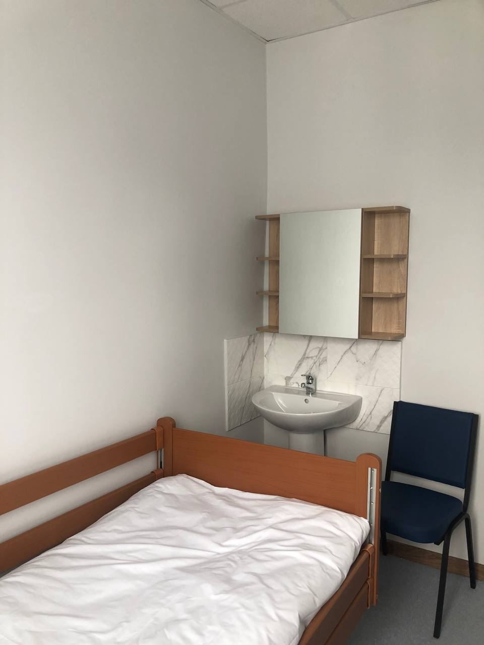 Умивальник у кімнаті в пансіонаті для переселенців