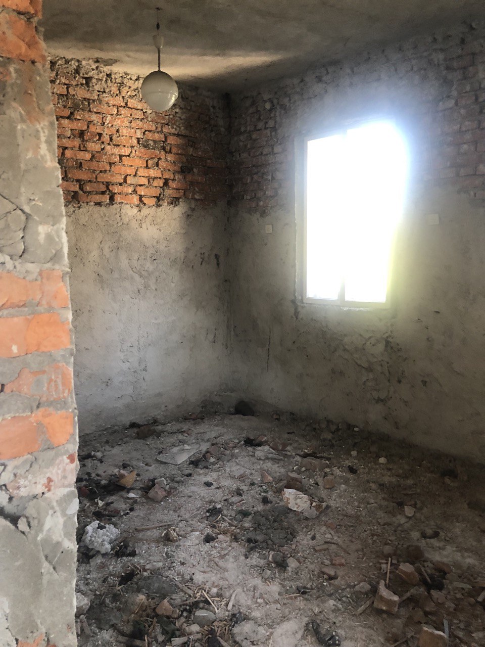 Стіни до ремонту у приміщенні в Нересниці