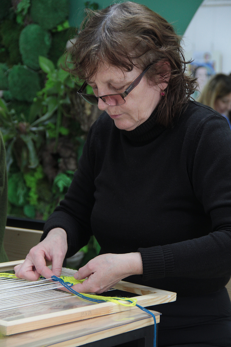 Учасниця майстер-класу за роботою