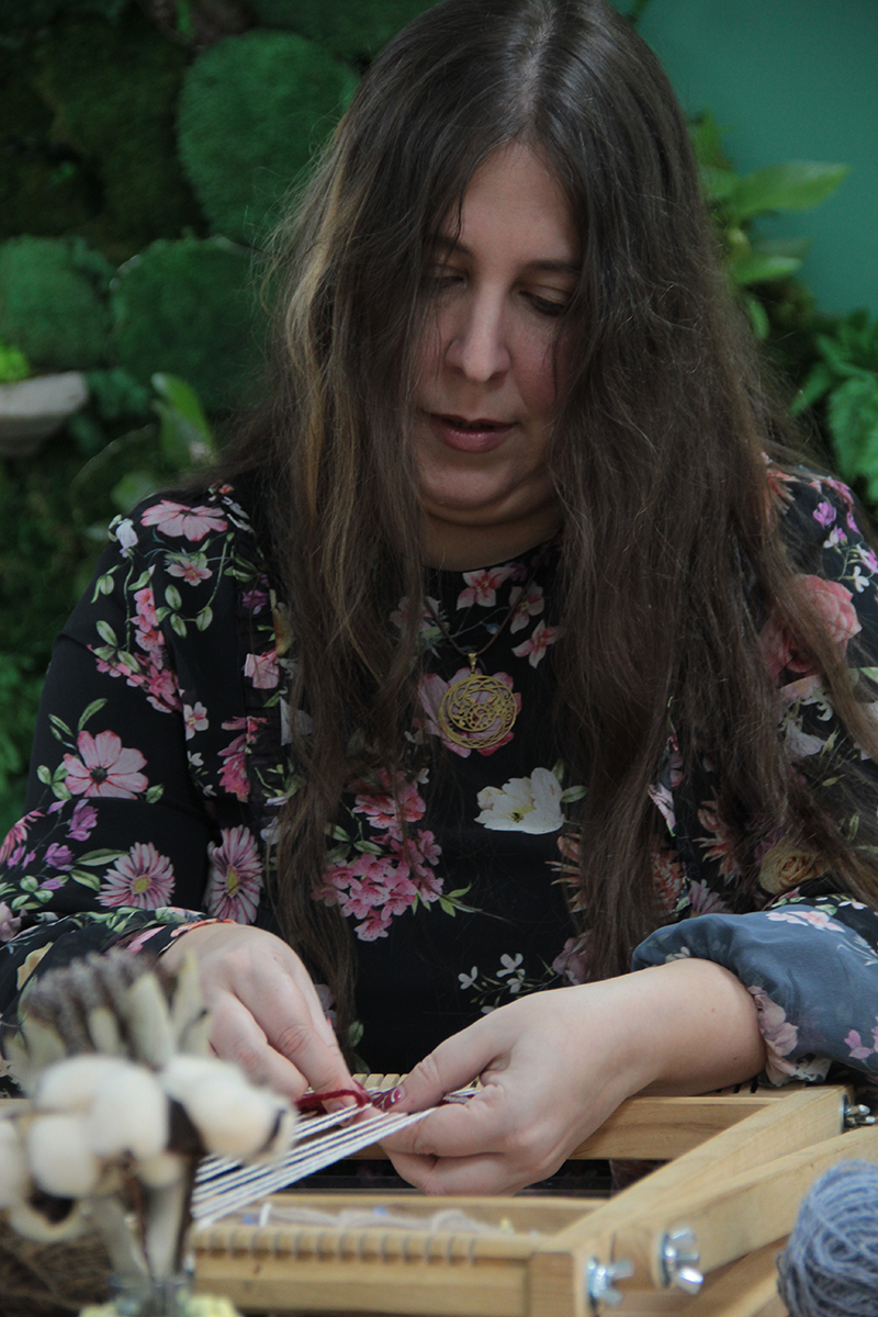 Учасниця майстер-класу зі ткацтва