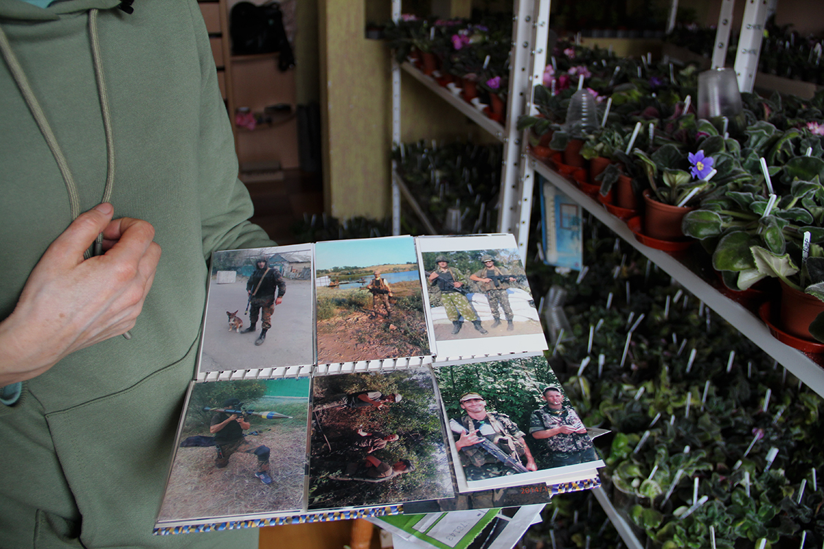 Катерина показує фотографії сина Андрія