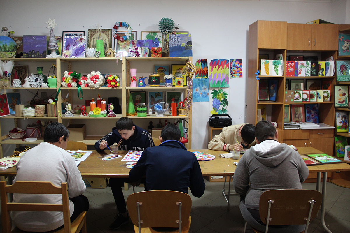 Вихованці інтернату за роботою