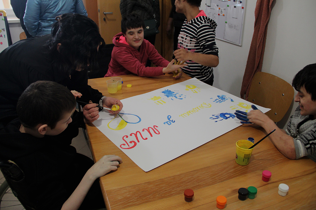 Діти малюють плакат у майстерні