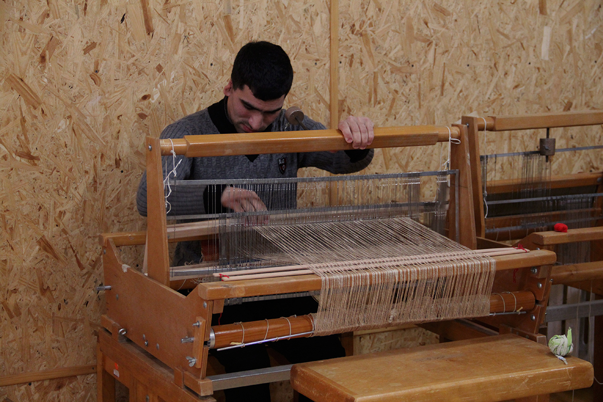 За ткацьким станком