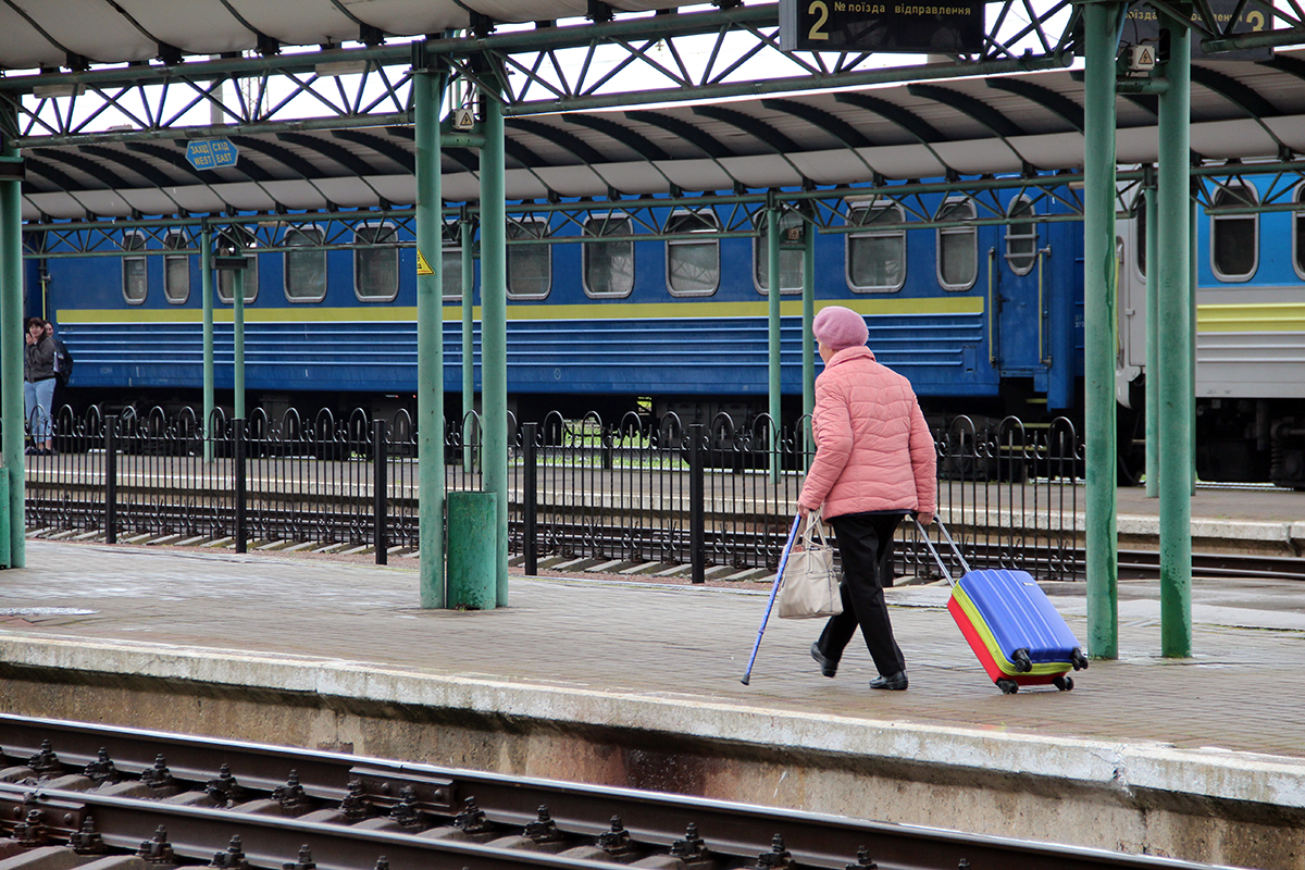 Пасажири на станції у Чопі