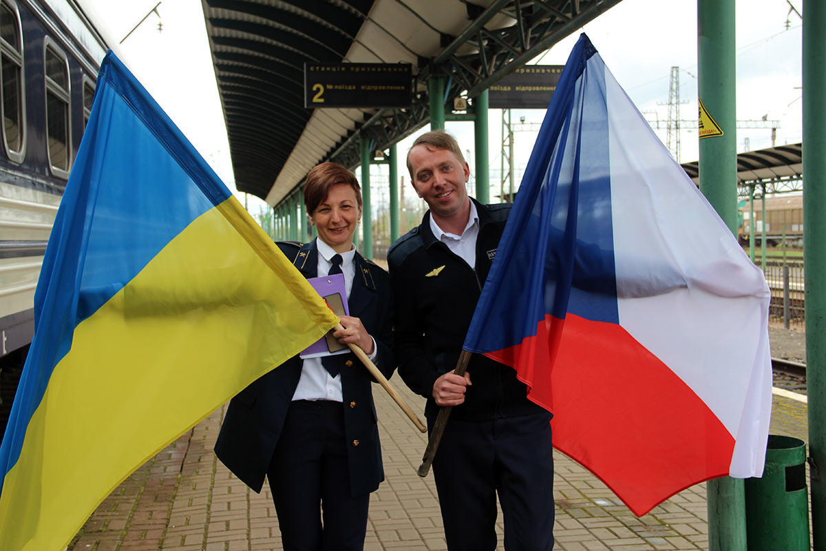 Провідники з прапорами України та Чехії під час запуску поїзда RegioJet