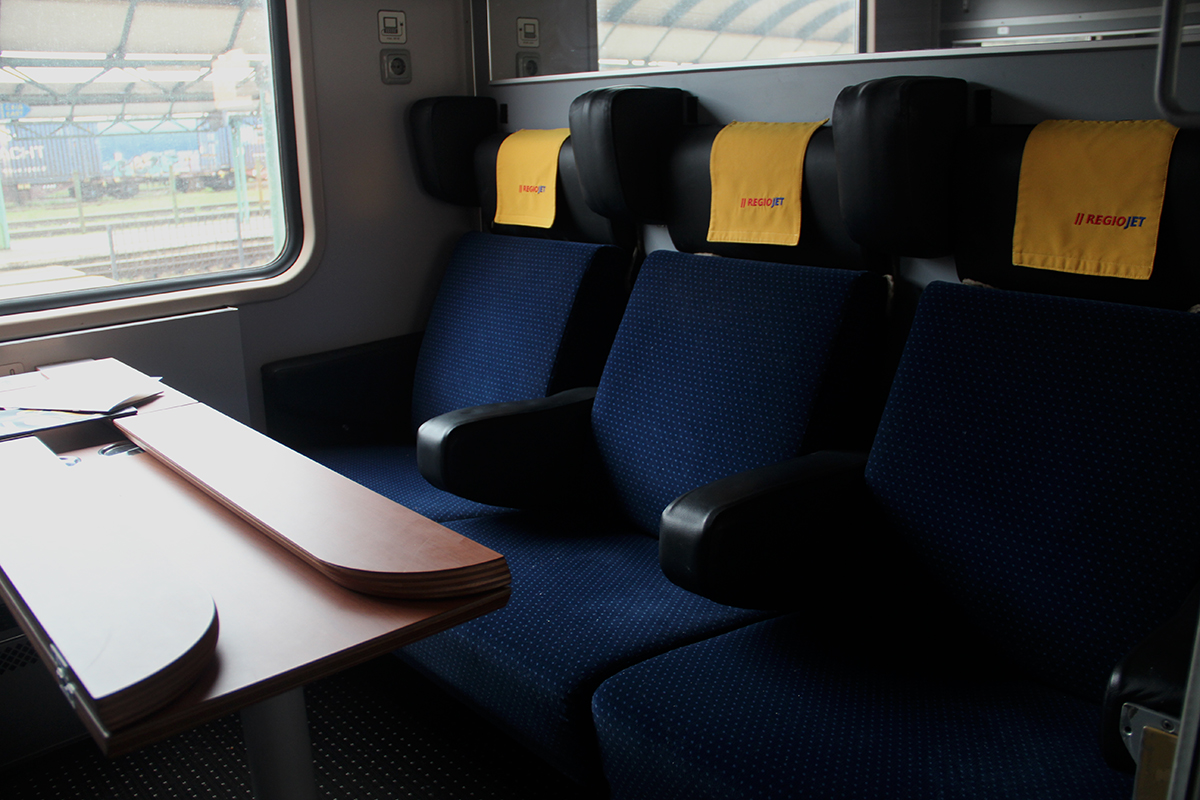 Сидячий вагон поїзда Прага - Чоп