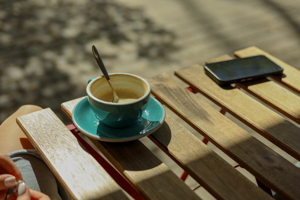 Кава на столику у кафе на набережній в Ужгороді