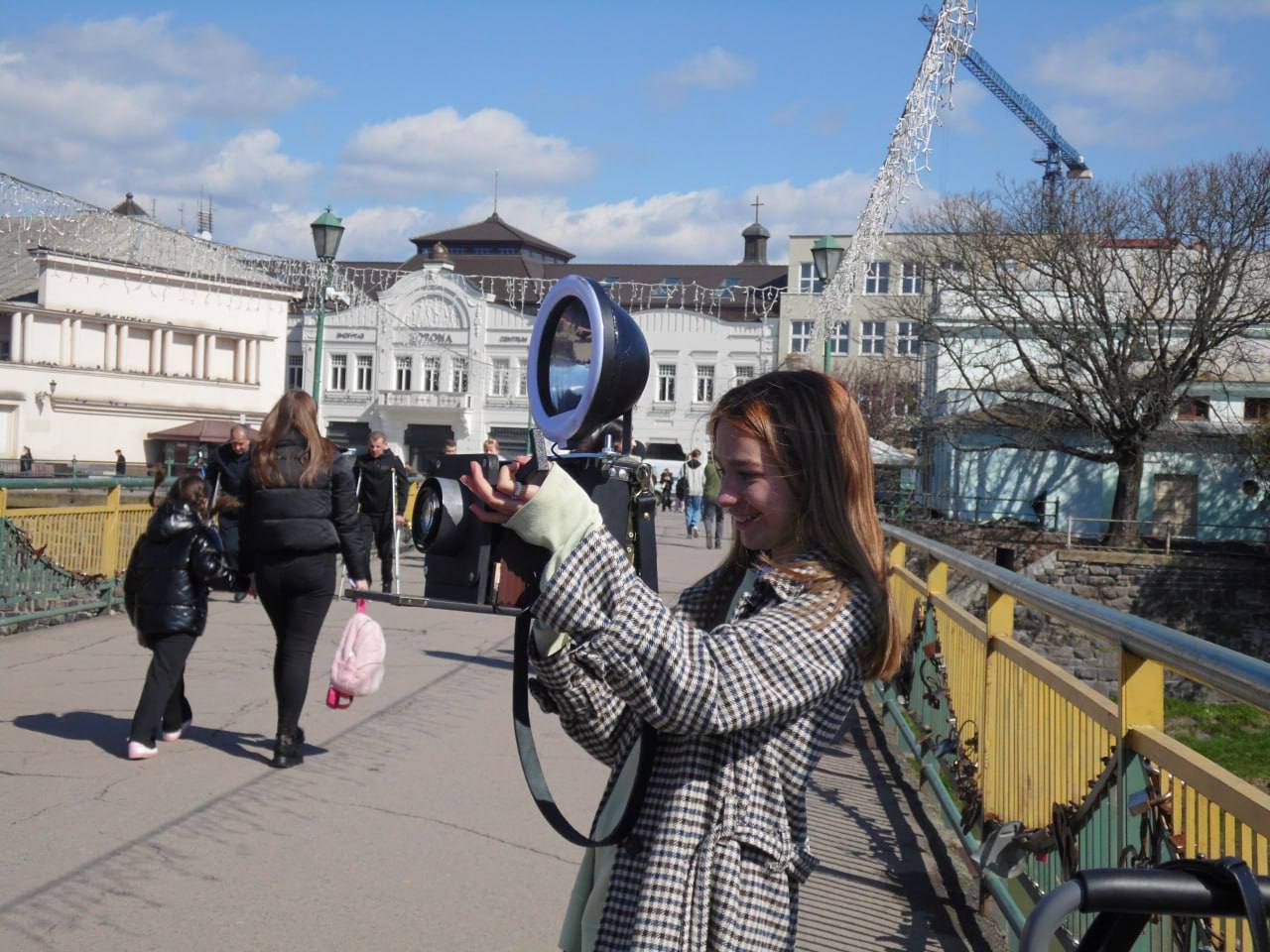 На пішохідному мості в Ужгороді