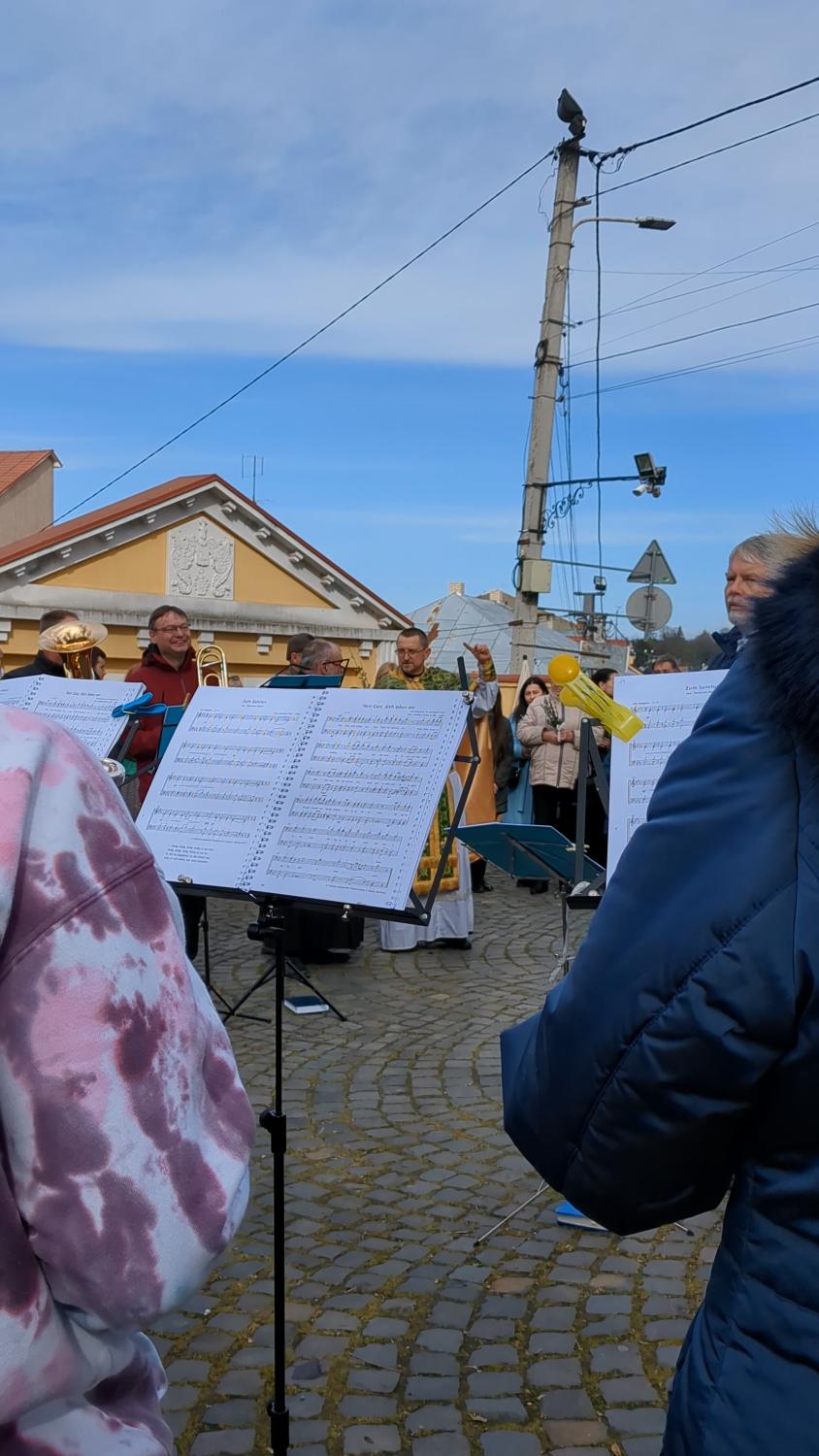 Біля собору в Ужгороді грає окрестр