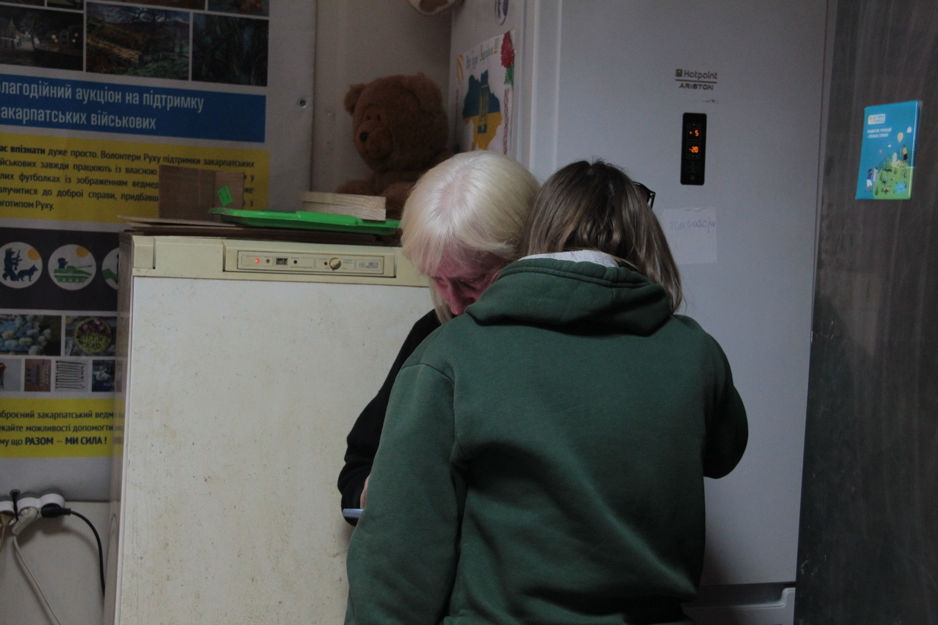 Обійми мами Данила Богуславського та його подруги Олександри Артюхіної