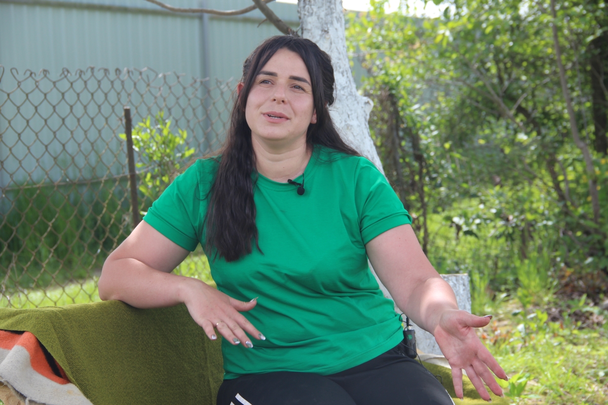 Анастасія біля теплиці