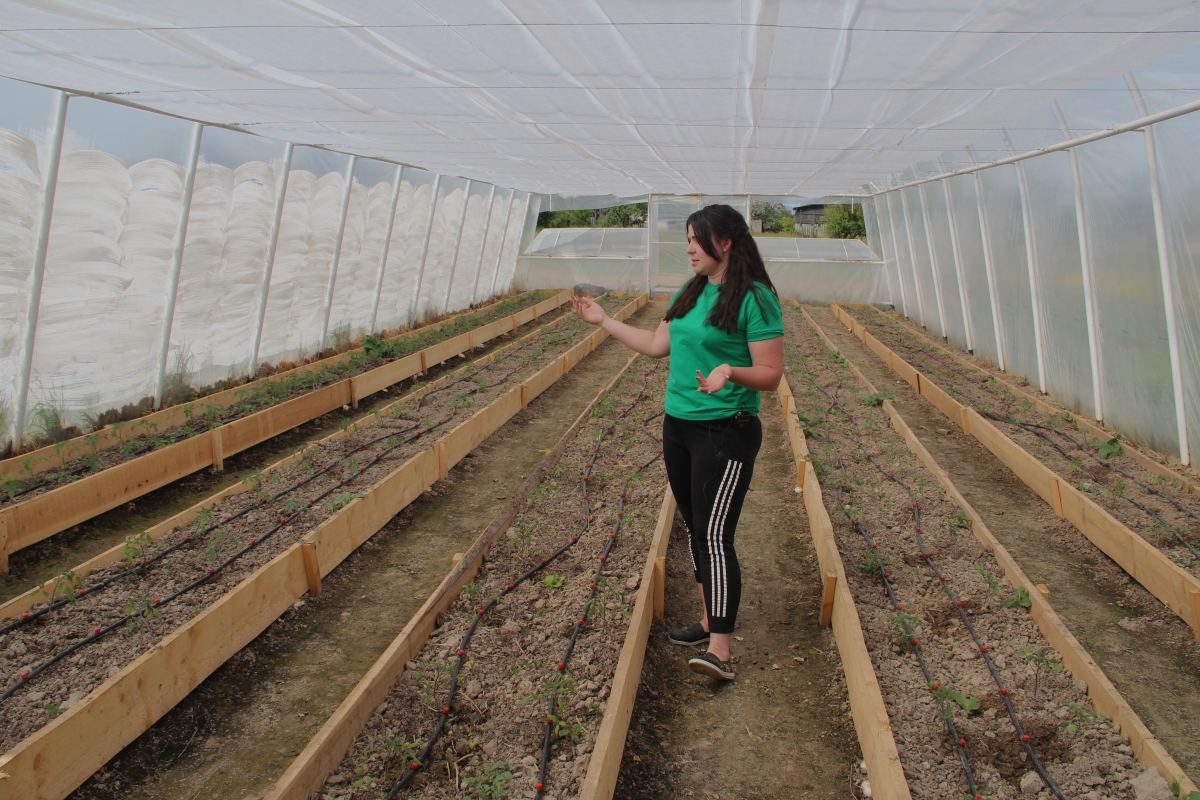 Анастасія показує теплицю