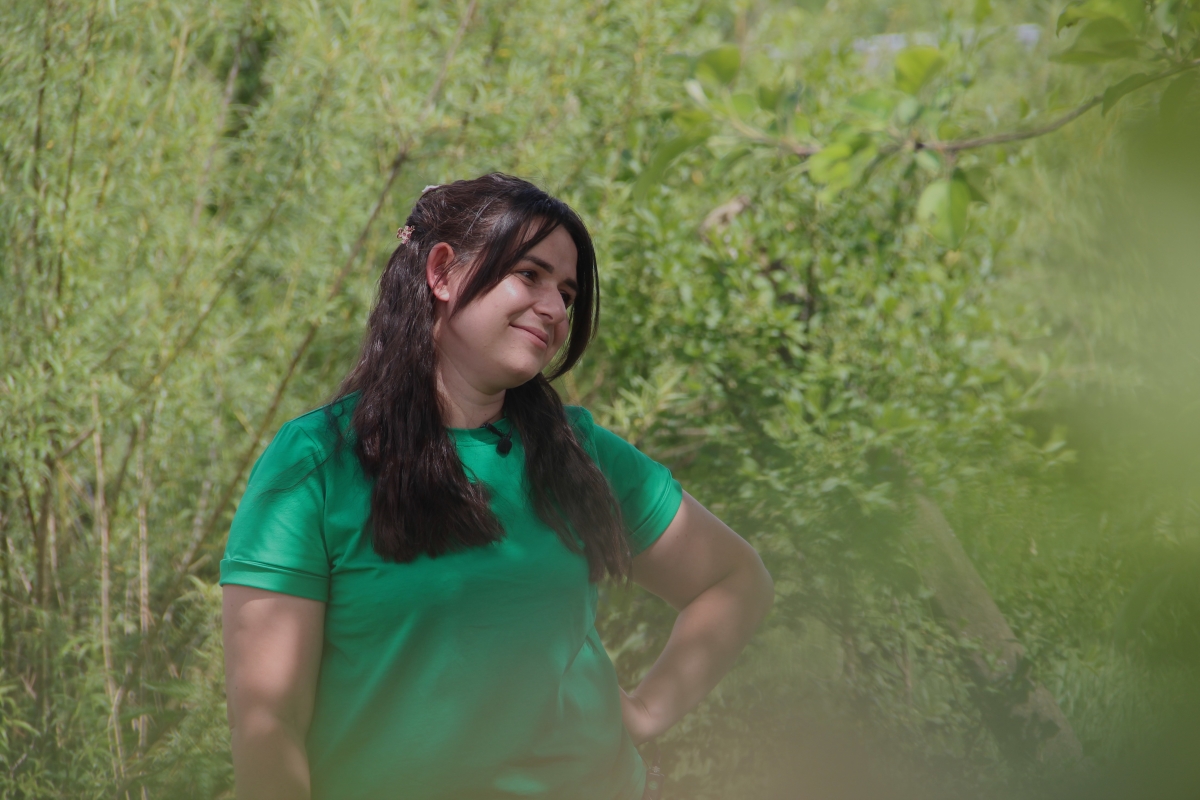 Анастасія у саду біля теплиці