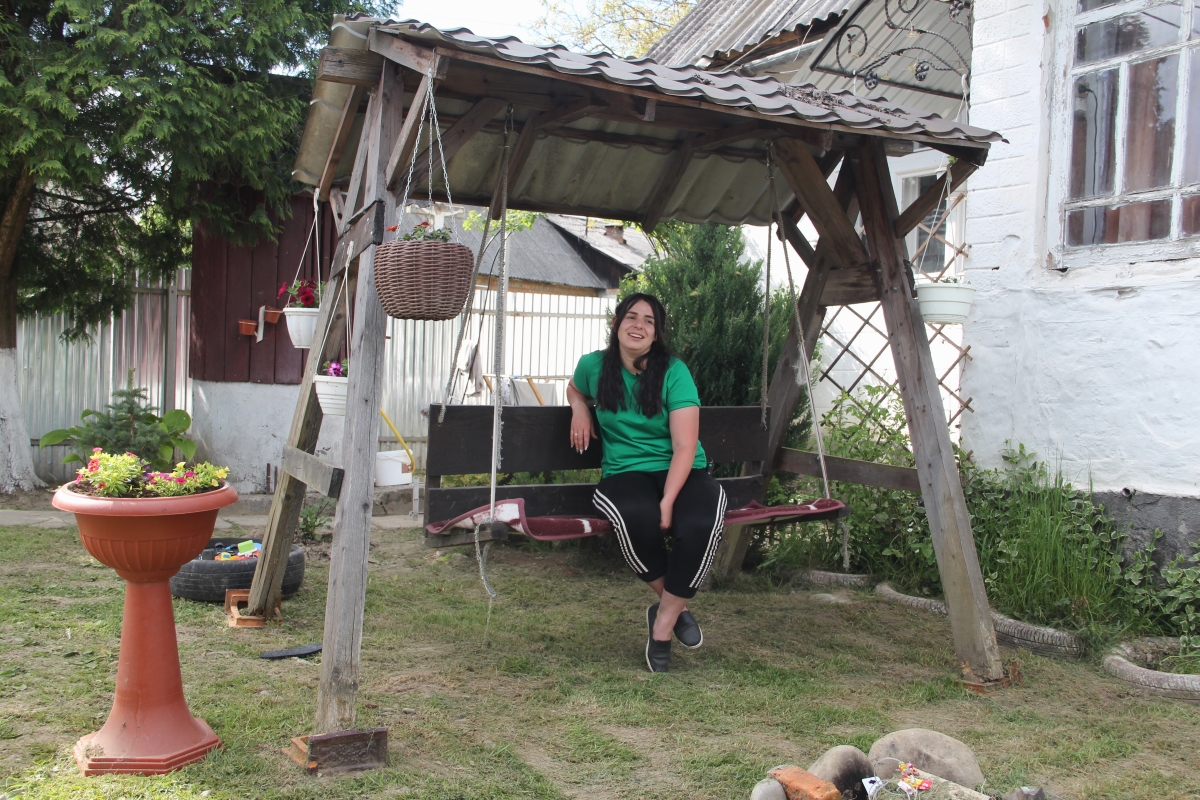 Біля будинку у Нижньому Селищі