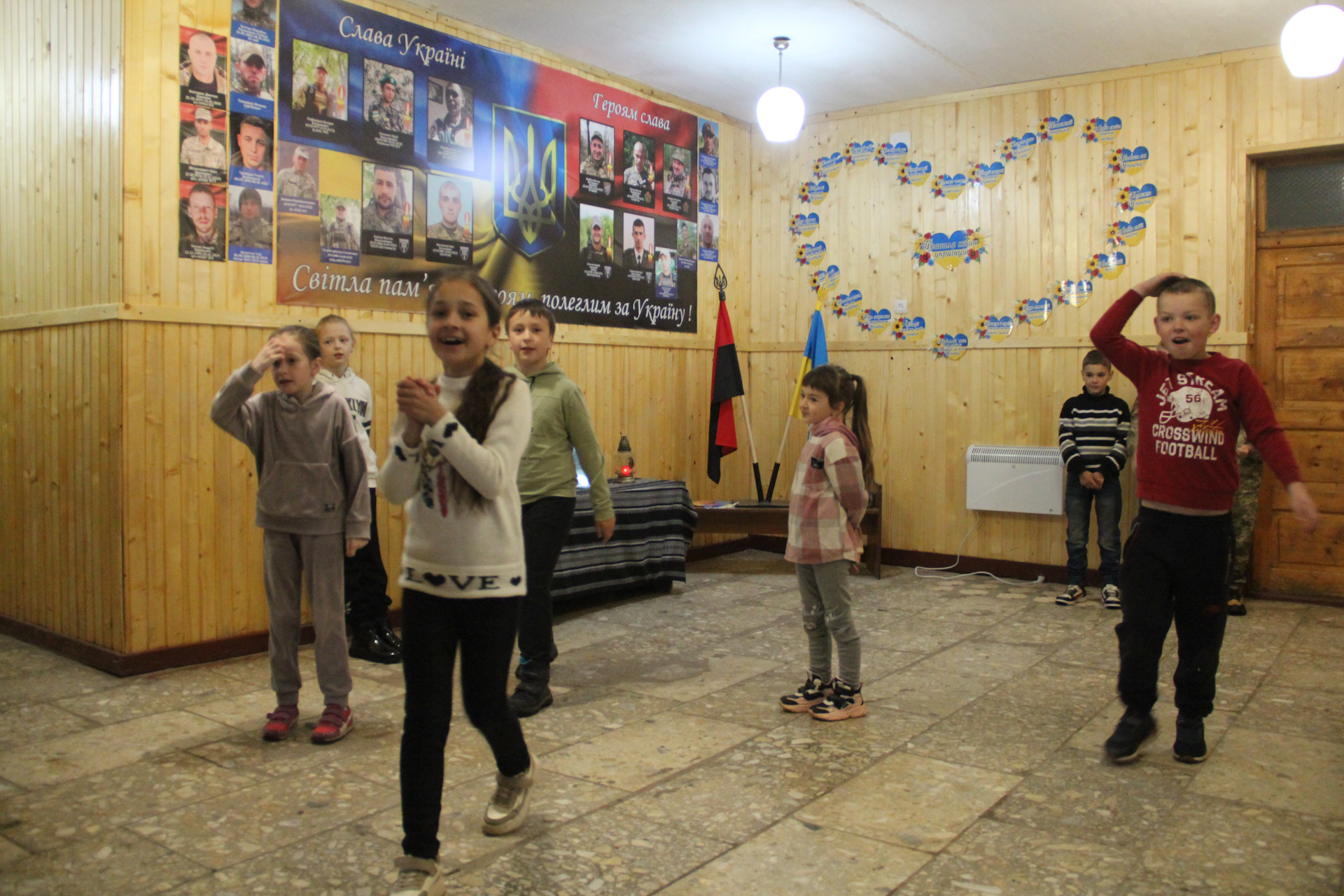 Діти у коридорі школи у селі Лазещина
