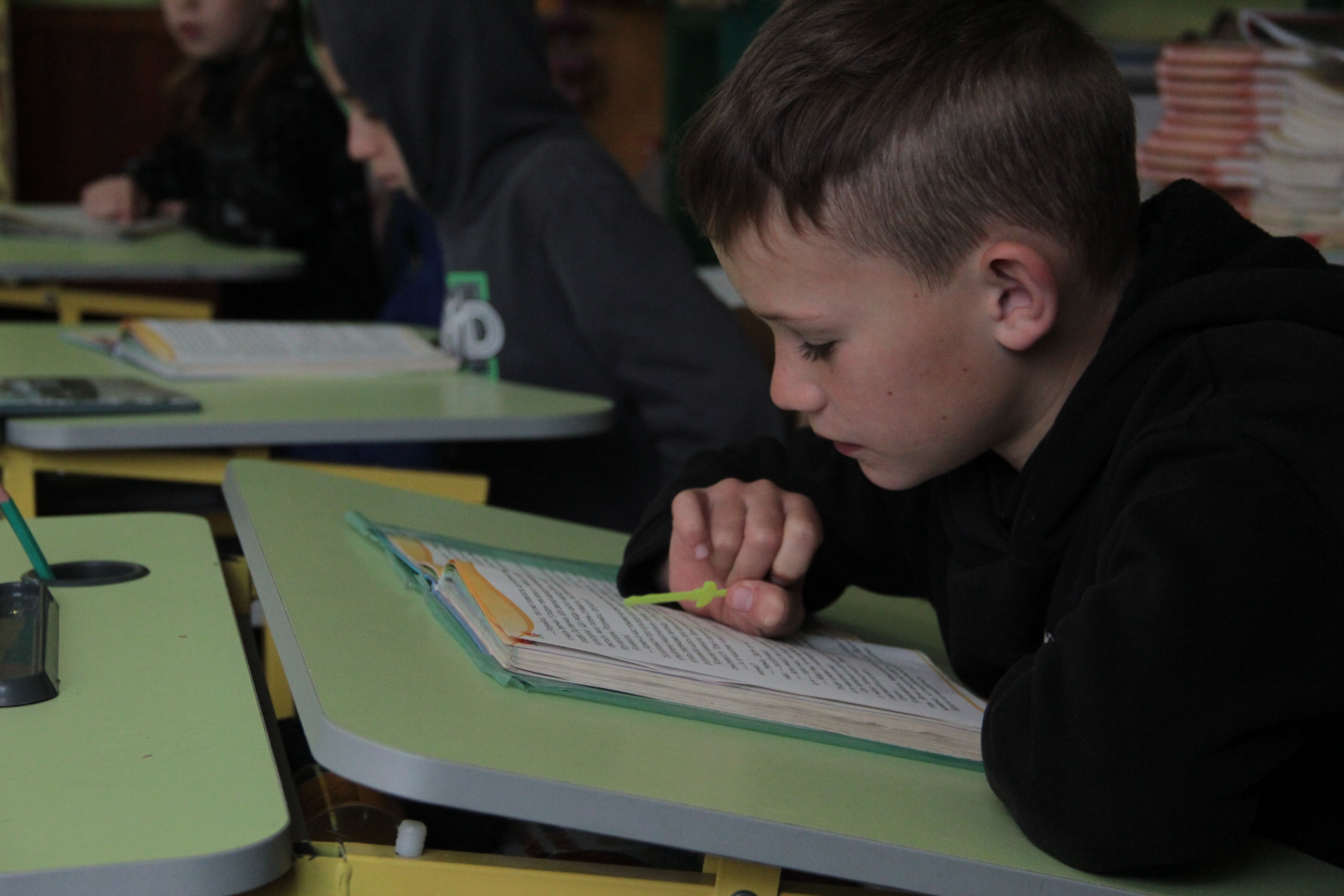 Учень читає підручник