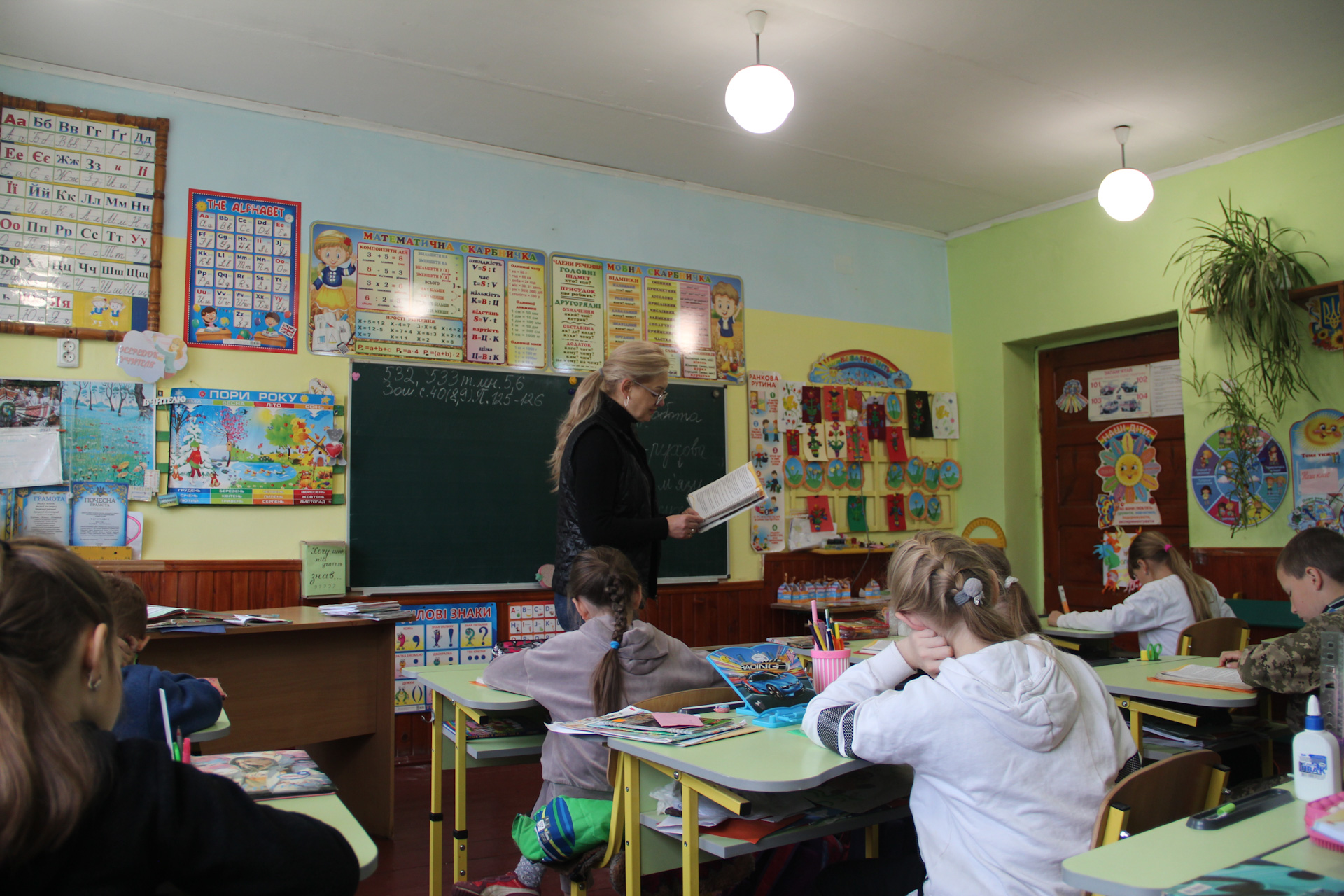 Урок читання у школі в Карпатах