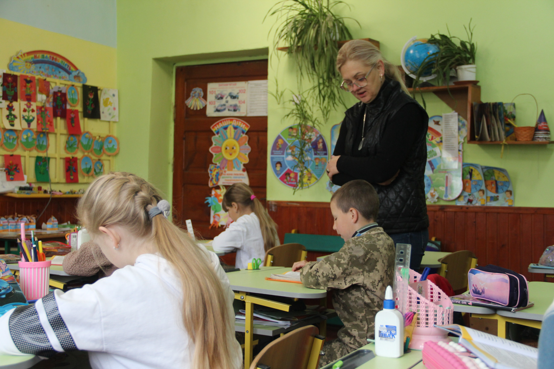 Жанна Петрівна з учнями