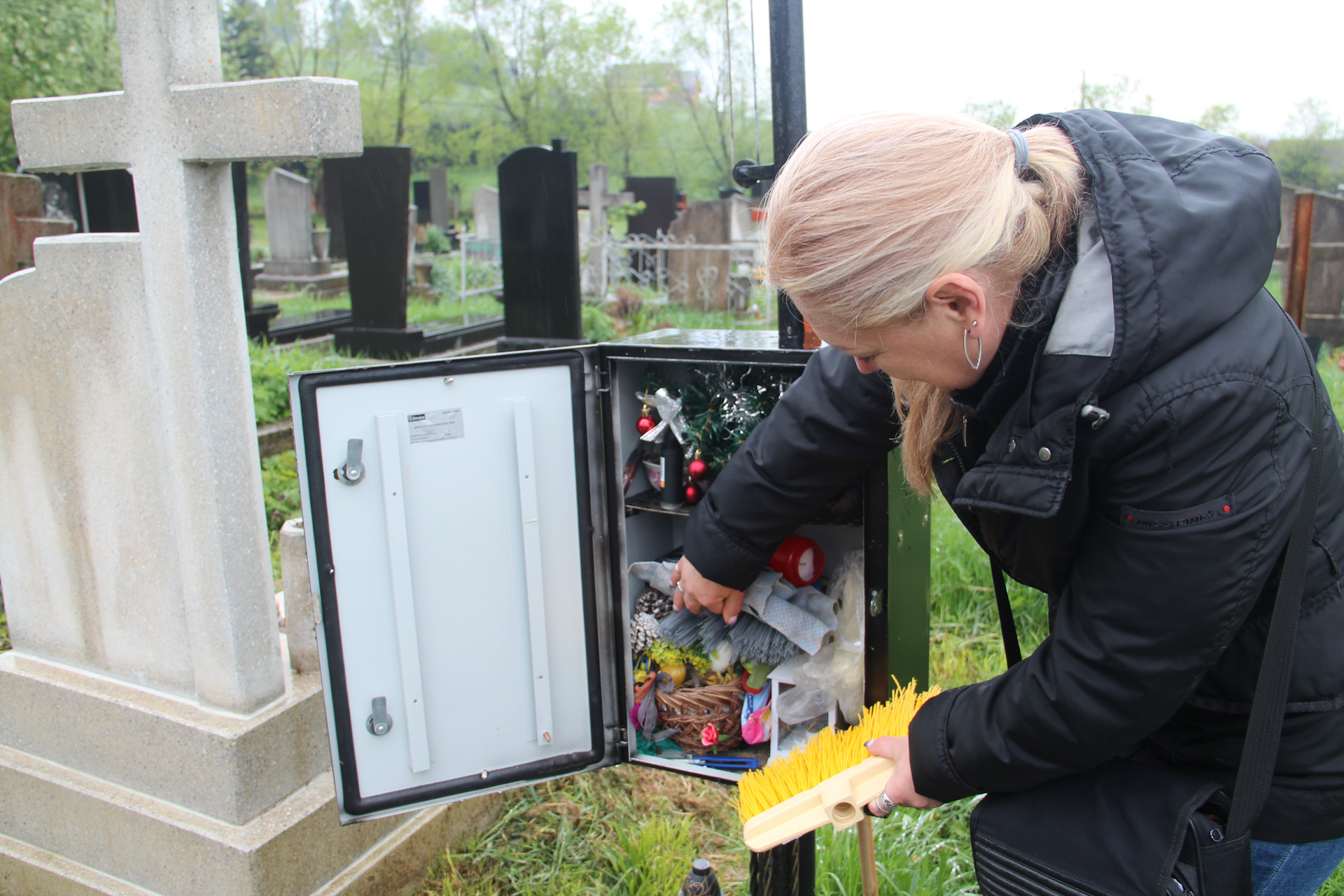 Боксик, в якому батьки зберігають речі, які приносять на могилу Андрія