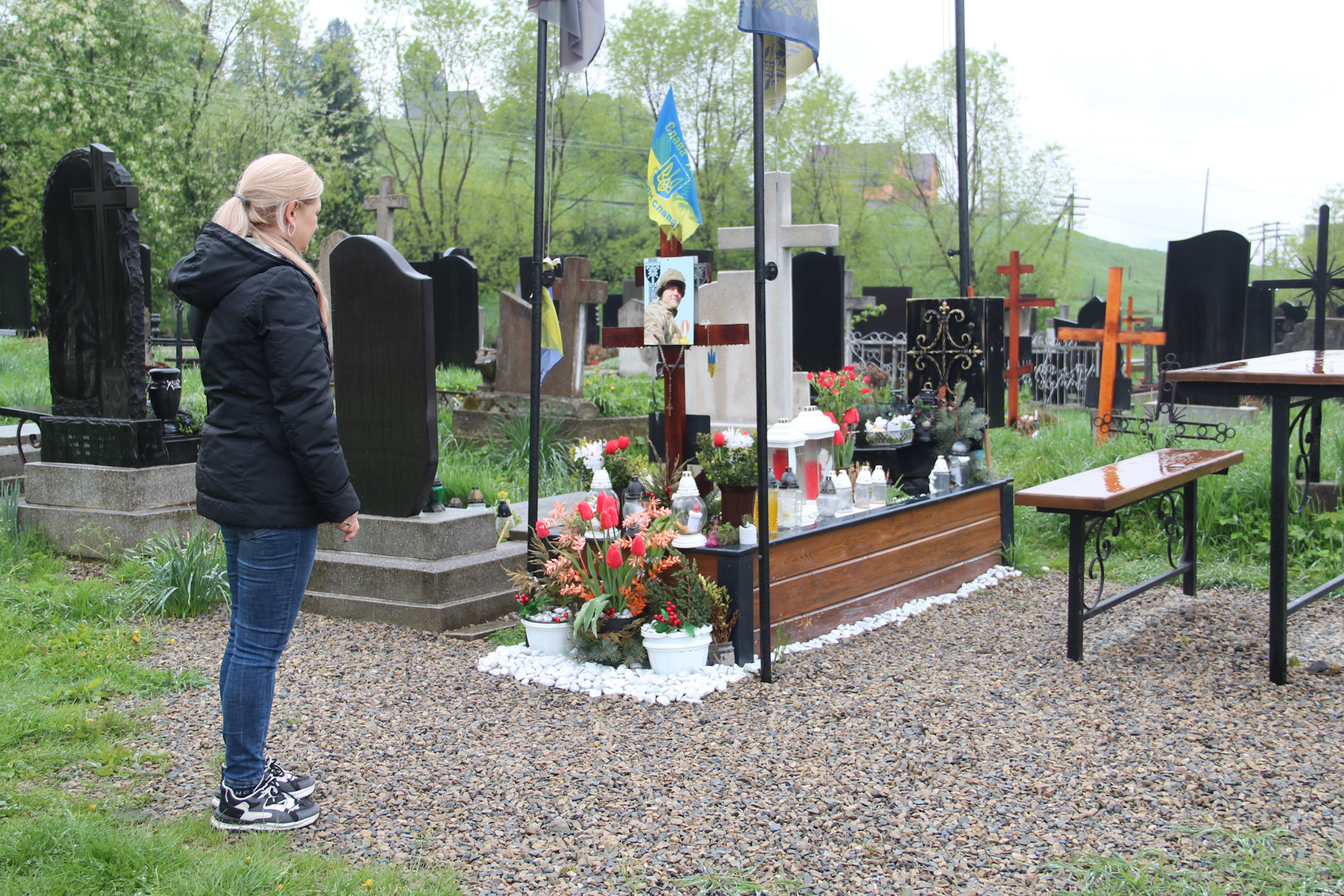 Жанна Костик на могилі сина