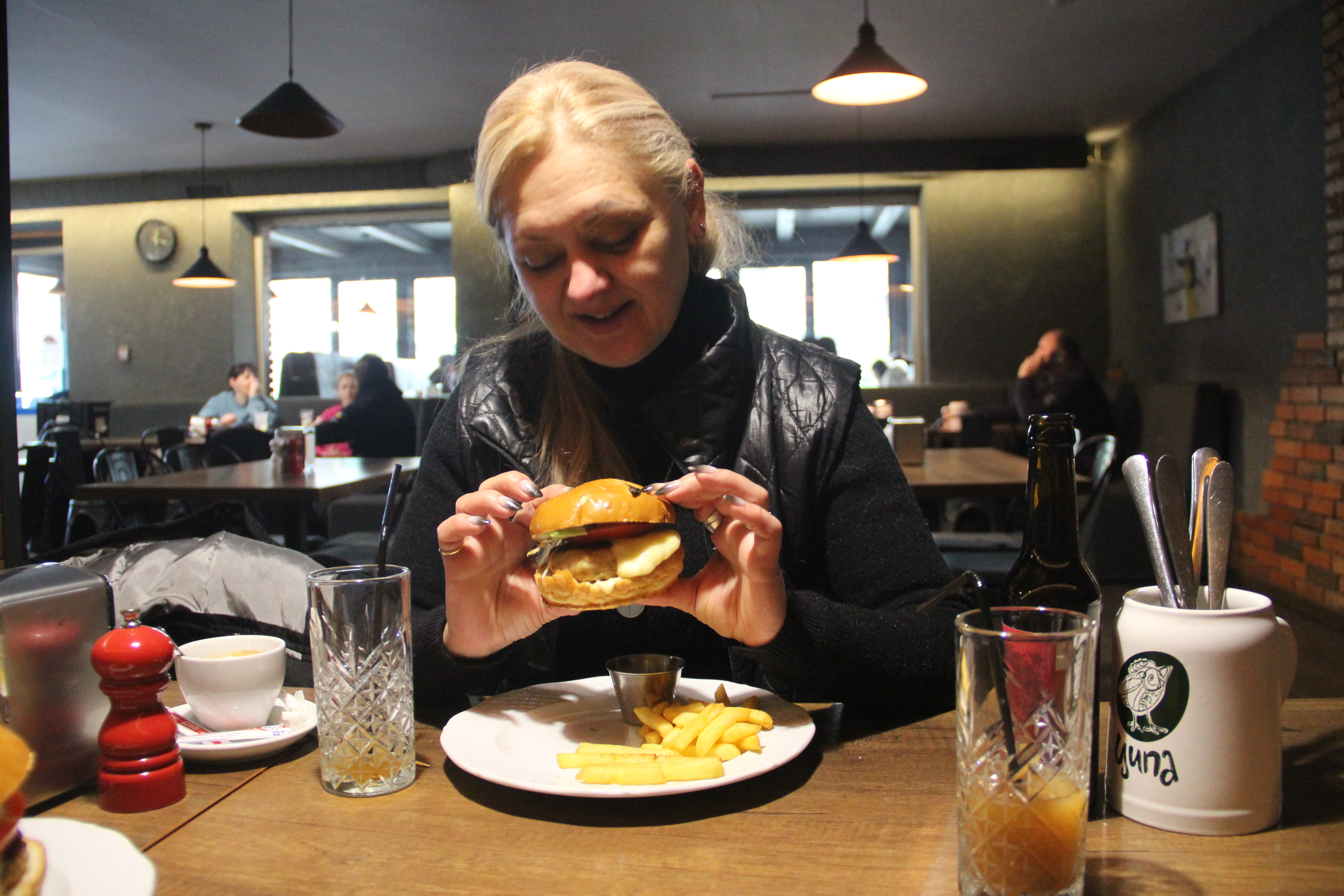 Жанна Костик їсть бургер