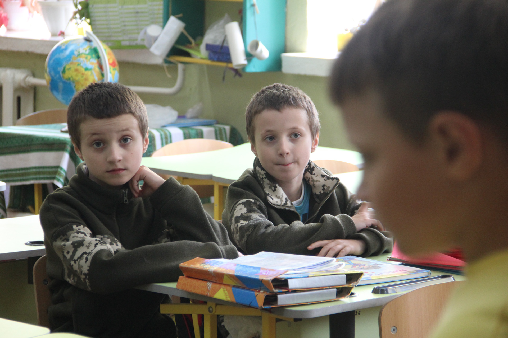 Школярі у класі, де вчився Андрій Костик