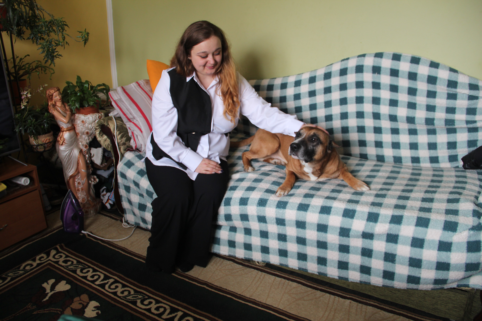 Сестра із собакою