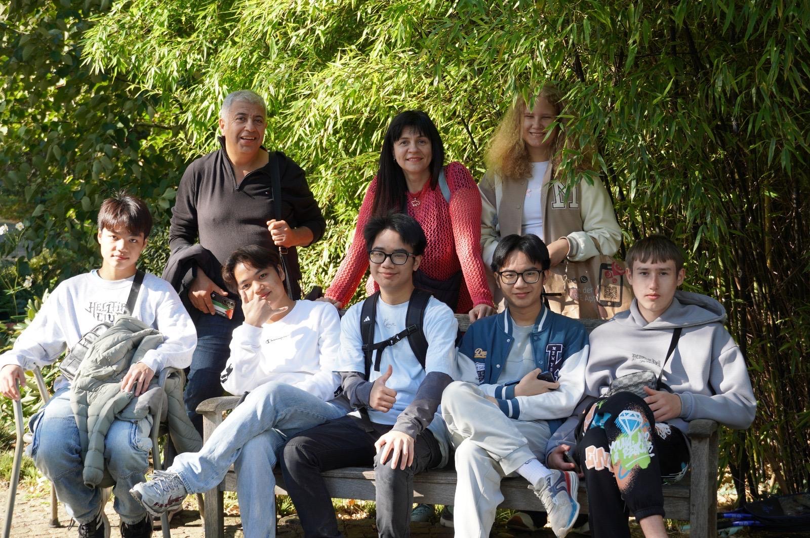 Людмила зі школярами