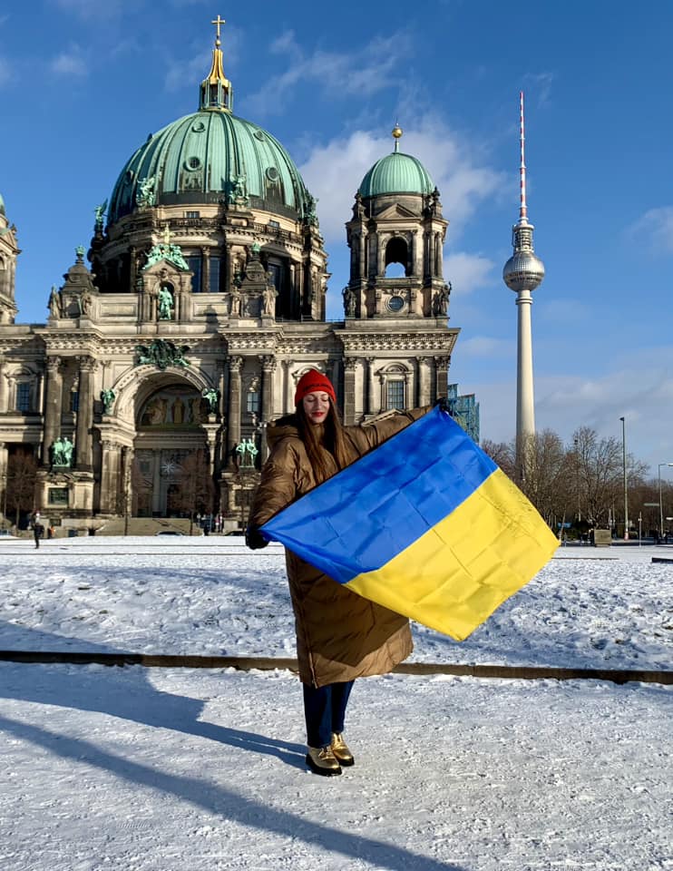 Катерина Плаксій з прапором України у Берліні