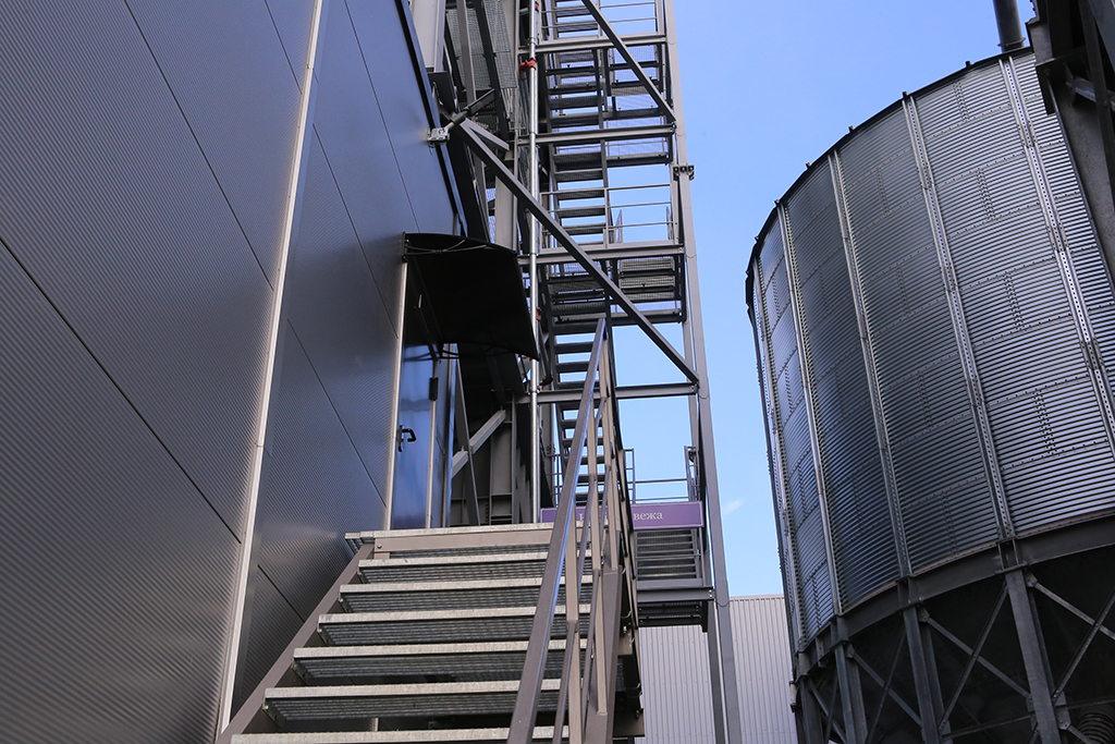 На виробництві