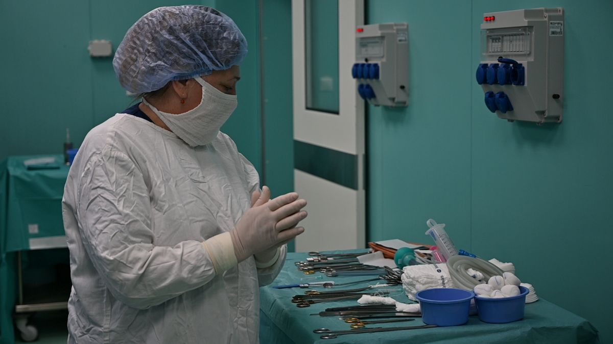 Медична сестра в операційній