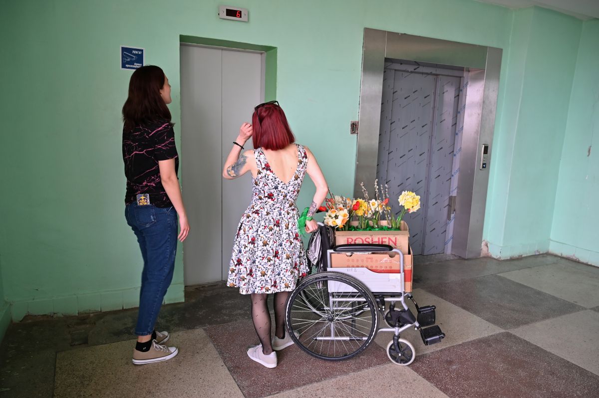 Волонтери біля ліфту