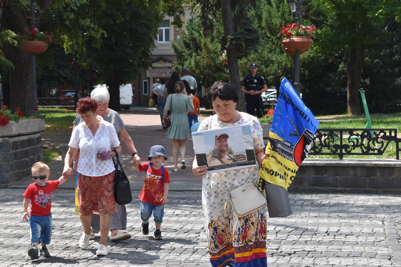 Любов Михайлівна з іншими учасниками акції-нагадування