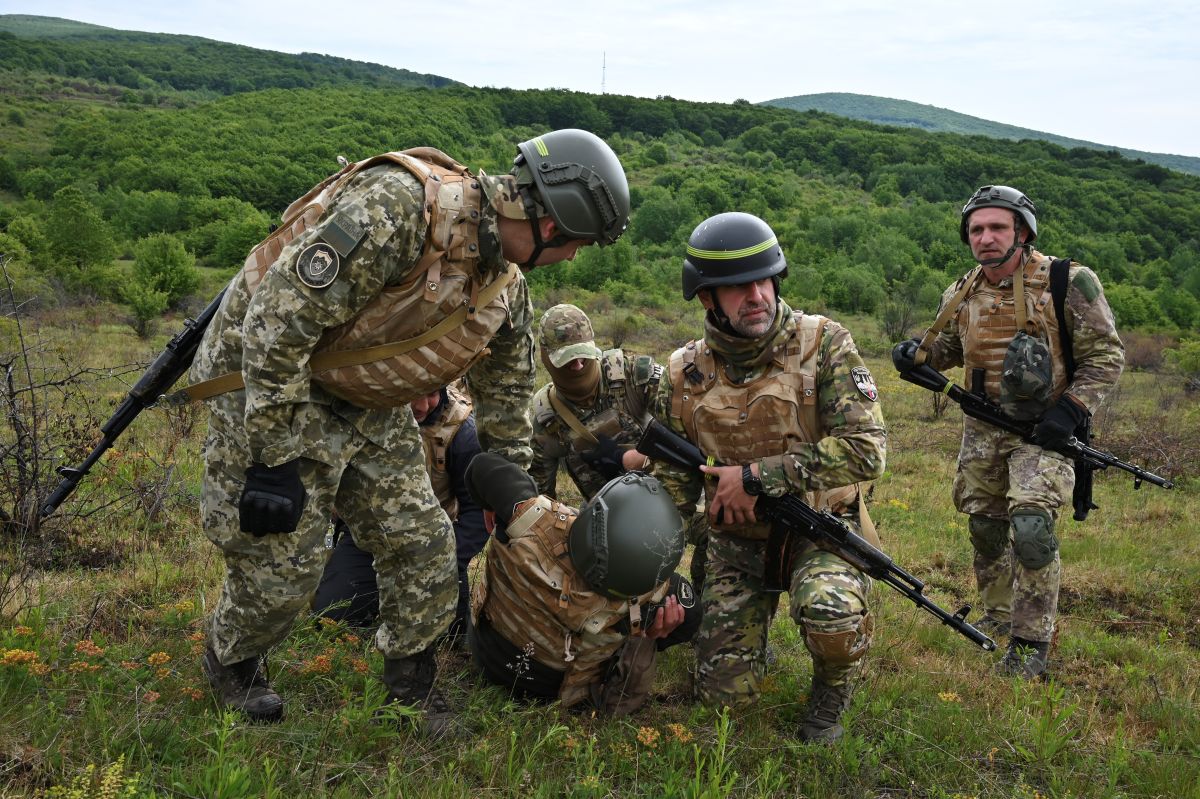 Курсанти рятують пораненого під час іспиту