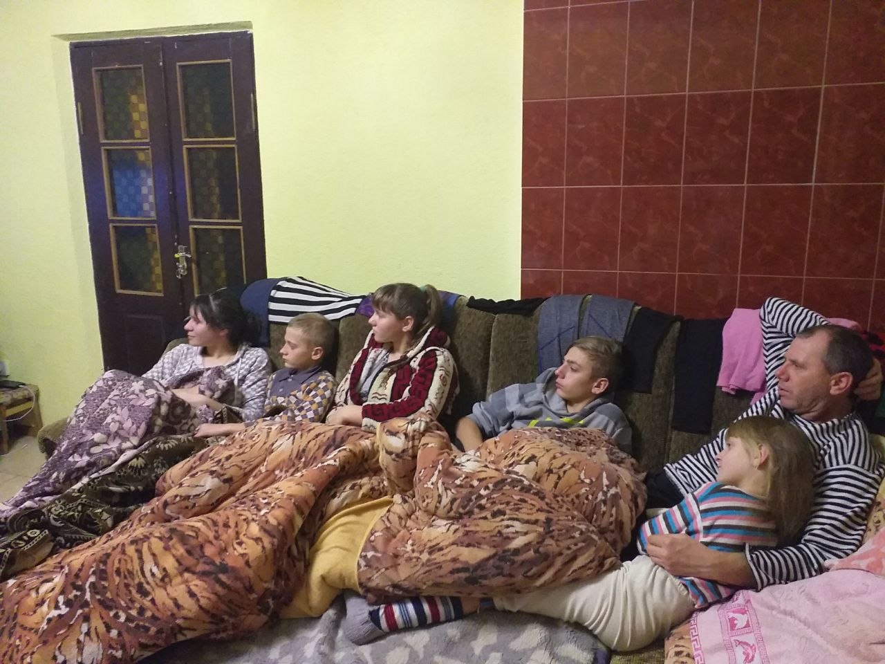 Родині складно. але вони разом
