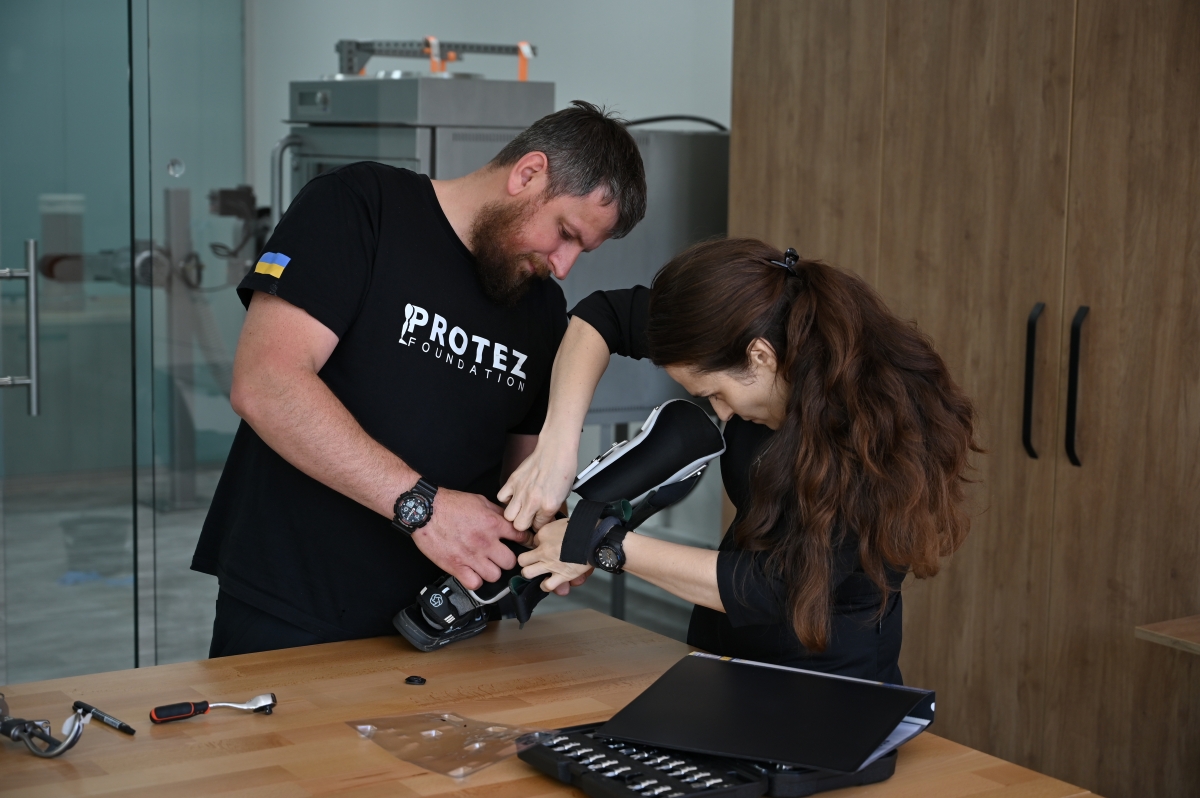 Протезисти за роботою