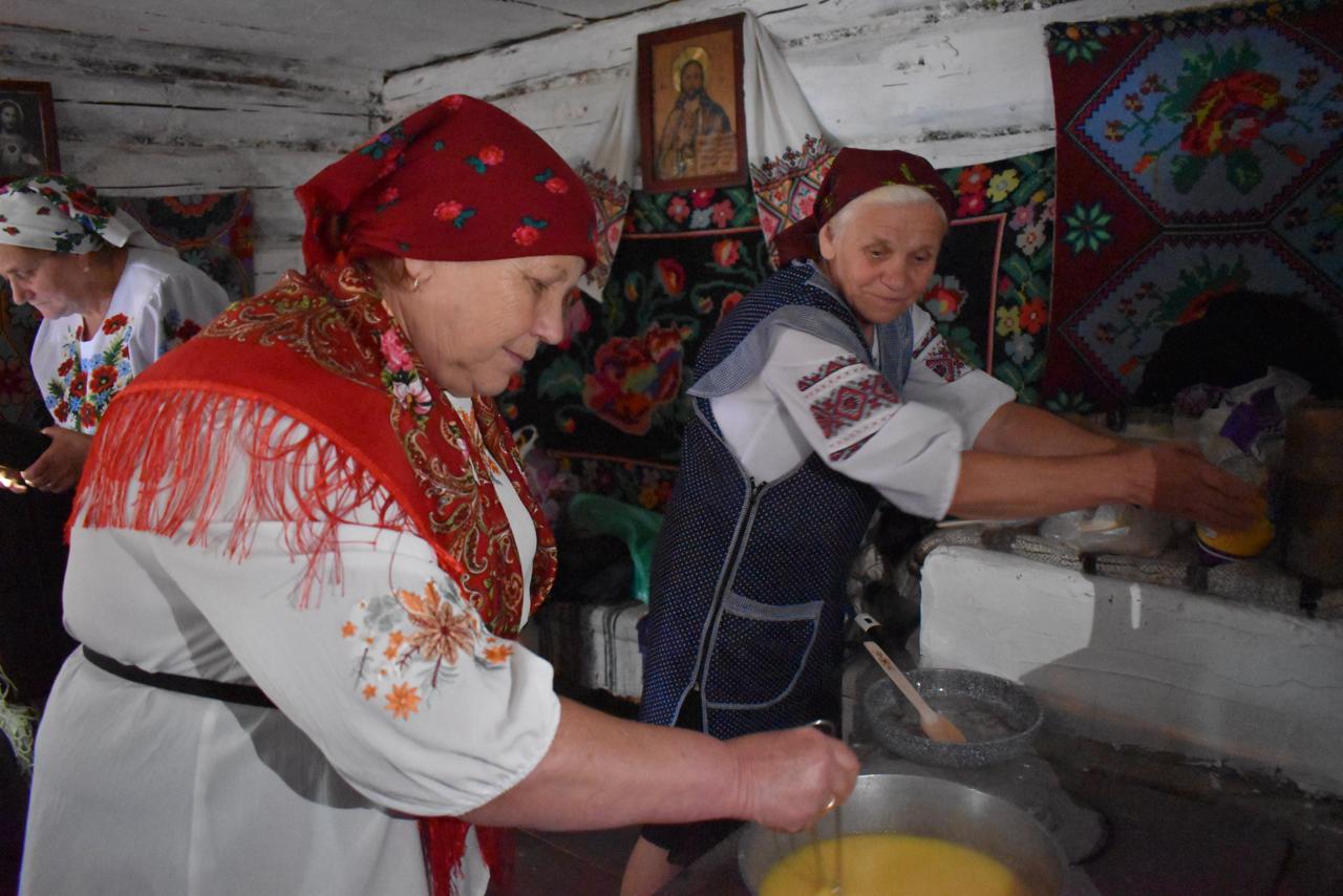 Жінки готують банош, токан
